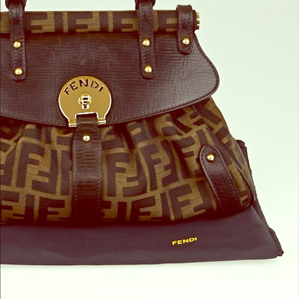 Pre-owned Authentic Fendi Zucca Medium Bag